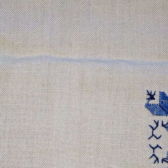 Gorgeous Embroidered Linen Tablecloth 42"x62" - Picture 11 of 13